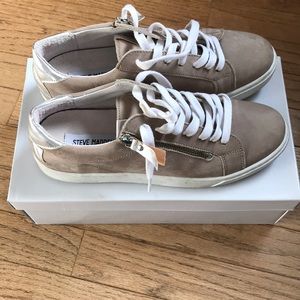 Steve Madden light brown sneakers with silver star